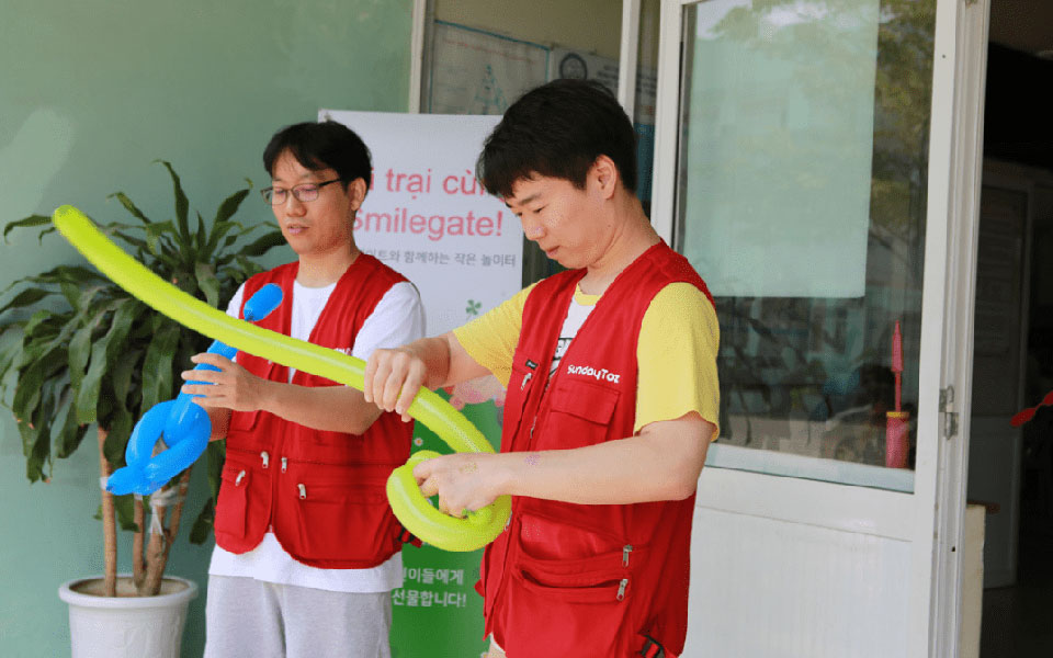 베트남 구순구개열 환아 봉사활동에 참여 중인 강의식, 박종우님
