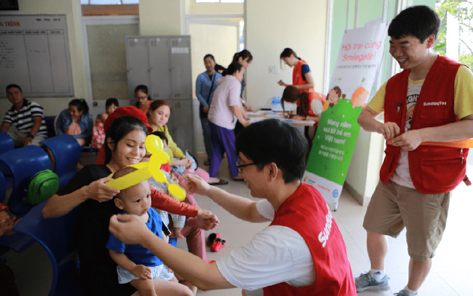 베트남 구순구개열 환아 봉사활동에 참여 중인 강의식, 박종우님